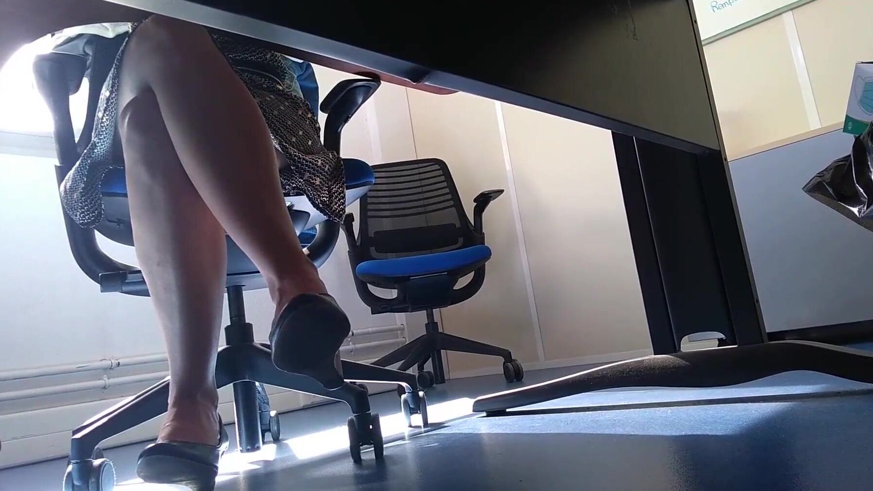 под столом в офисе под юбкой порно фото 62