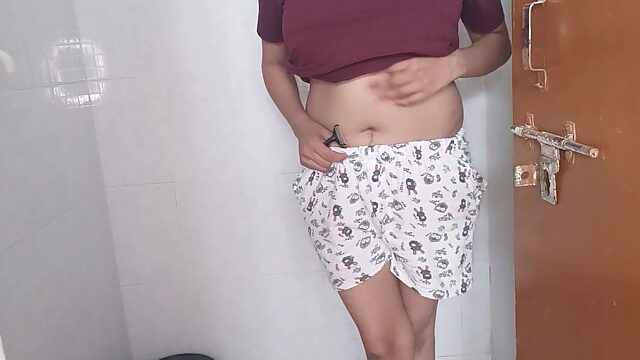 Caught Bhabhi Shaving Her Bush and Cleaning Her Cunt, Hindi Audio Included