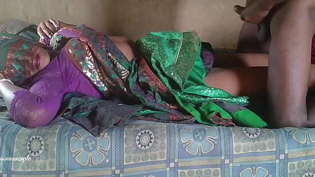 Hot Desi babe gets fucked in a saree on bed - Real Indian sex video