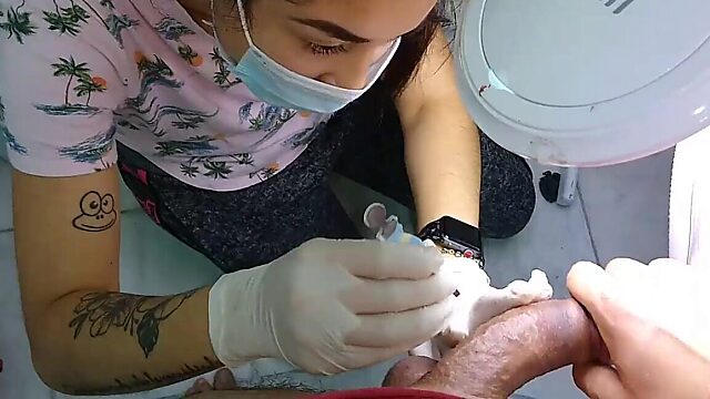 Vanessa gets her kitty waxed and screams in pleasure