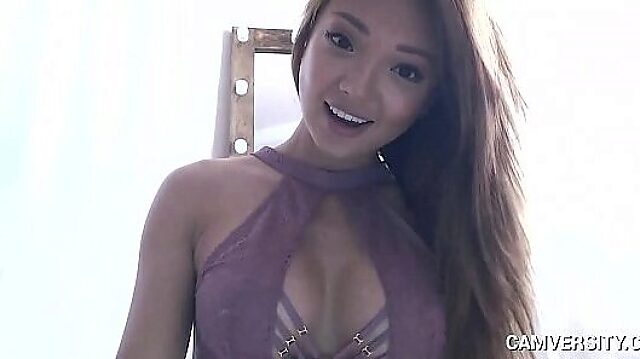 Stunning Asian Plays with Herself on Cam