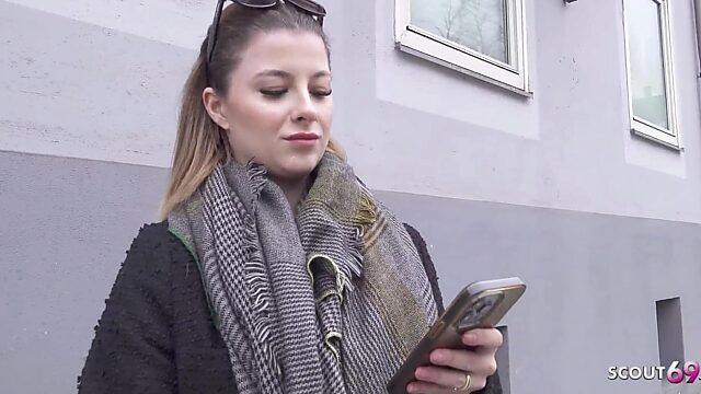 Deutsches Gamer-Mädchen Mia Minou wird in Münchner Casting-Couch-Szene genagelt