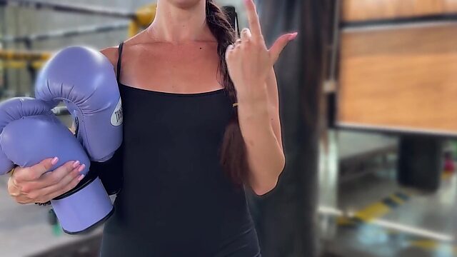 El trasero de burbuja de la chica caliente del gimnasio pide ser follada