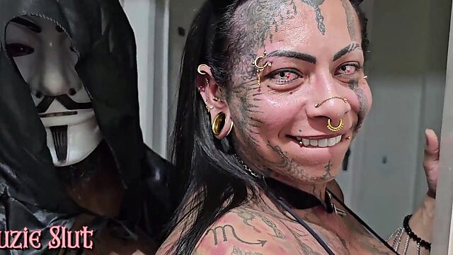 Una travesti caliente y diabla me folla tontamente mientras un cabrón cachondo le perfora el culo