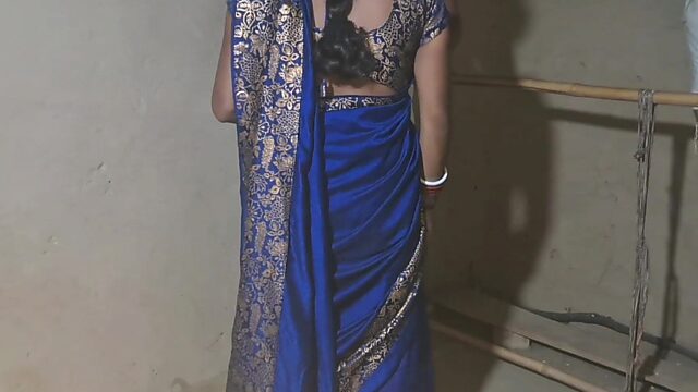 Bhabhi tetona desi india de pueblo apretando su coño mojado