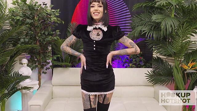 La diosa tatuada CC Doll se deja destrozar el culo en una conexión hardcore