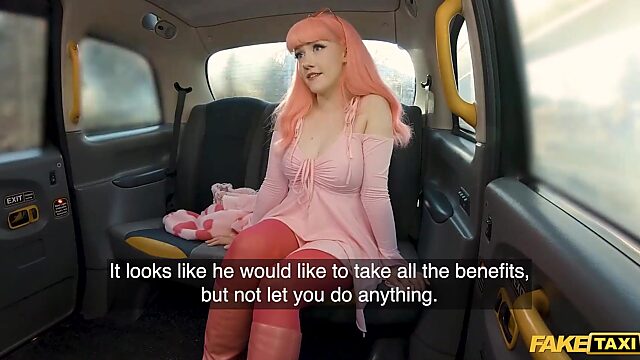 Fake Taxi - geile Schlampe mit rosa Haaren nimmt eine heiße Ladung Sperma in ihre Muschi