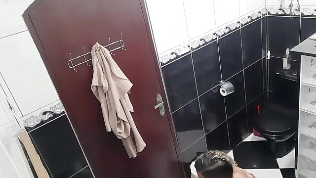 Schlüpfrige Lesben lutschen und ficken in der Bartoilette, Typ wird fürs Filmen bezahlt