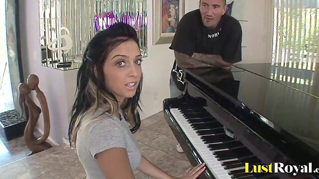 Nach dem Klaviertraining lässt sich Stephanie Cane ihre Muschi spielen