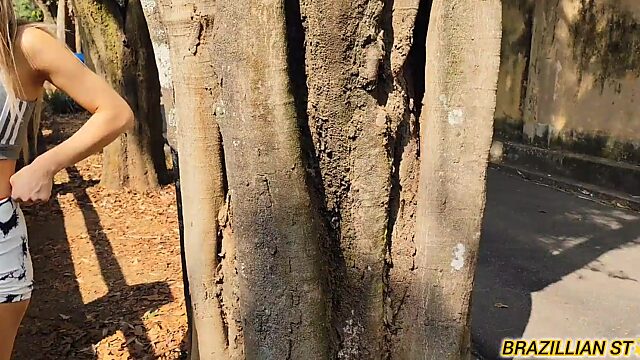 Una adolescente guarrilla cumple 18 años y arrastra a su amigo al bosque para tener sexo duro.