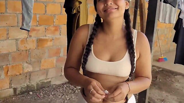 El marido del vecino aparece en el negocio, no quiere follar con su esposa a sus espaldas