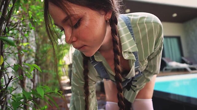Jardinera tetona golpea su coño contra la polla gruesa del jefe en el jardín