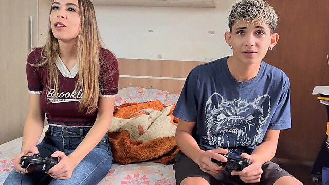 Una nena con un gran botín monta la polla de su hermanastro cuando su madrastra se acerca