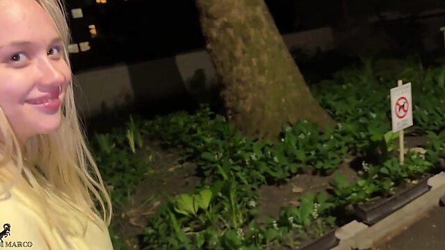 Habe mein heißes blondes Nachbarsmädchen gevögelt, während ich im Urlaub chillte