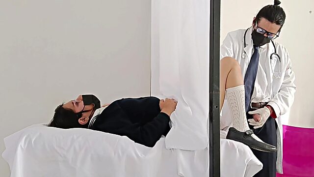 Doctor folla a paciente durante examen y casi lo pillan