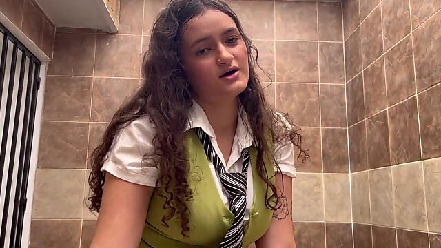 Una zorra universitaria tetona se folla a su profesor para obtener una A fácil en ingeniería