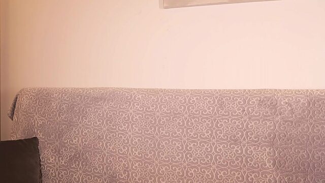 Vollbusige Schlampe spielt mit ihrer nassen Muschi in heißer Solo-Action