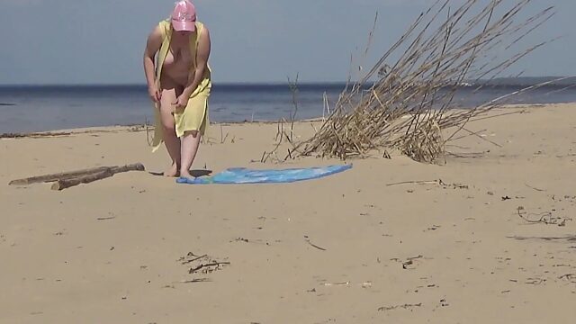 Follando con una milf cachonda en la playa soleada