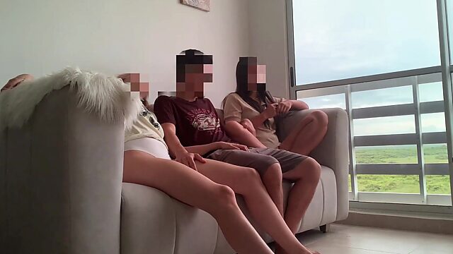 ¡Amigos con derecho a roce! Mi mejor amiga y su hermanastra me invitaron a un trío de películas.