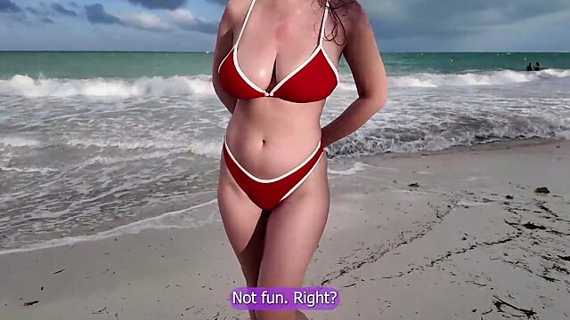 Vollbusige Schlampe braucht am Strand eine helfende Hand und bettelt schließlich um einen Schwanz