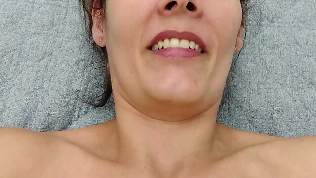 Una milf guarrilla me quita la goma de la polla, me dice que la cuide cruda y que haga que el cornudo limpie