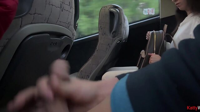 Un flash en el autobús se vuelve loco: una chica guarrilla ve mi pene y me masturba en público