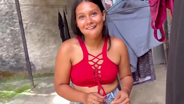 Vecina guarrilla me deja pagar para correrme en ella