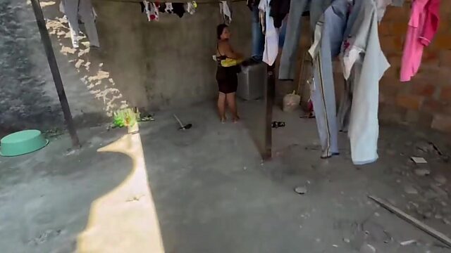 Ayudo a mi vecina con su ropa y esa guarrilla termina masturbándome la polla