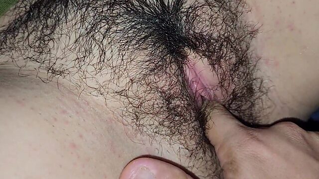 Este tipo encuentra el escondite pornográfico del coño peludo de su hijastra de los años 80