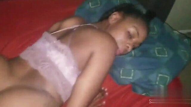 Novia cachonda rebota en la polla dura de su novio