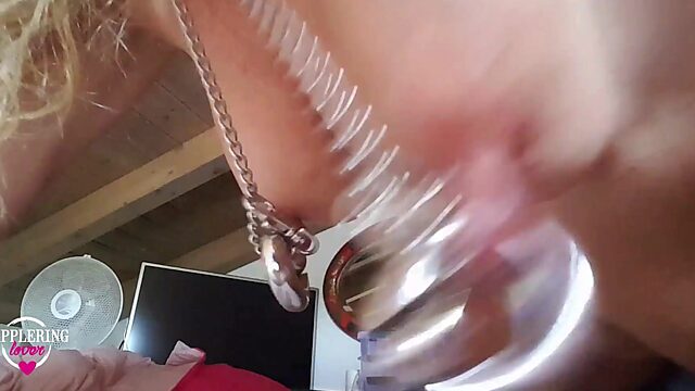 Perra pervertida con enormes anillos en los pezones estirados, encadenada y coño perforado bien abierto