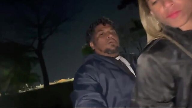 Esposa infiel se folla al amigo de su marido cornudo en una playa soleada