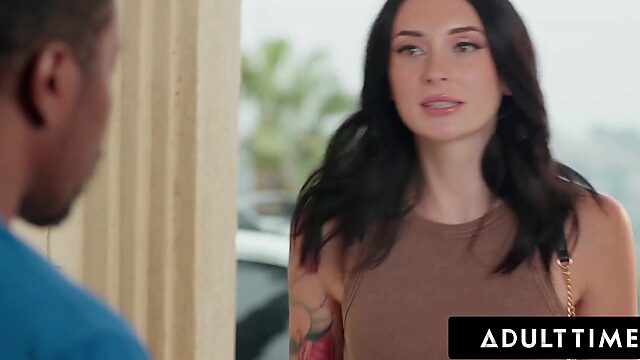 Charlotte Sins finalmente deja que su marido suplicante le dé una paliza en el culo apretado