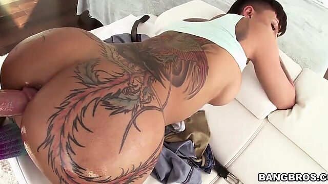 Bella Bellz, una tetona con un culo enorme, recibe una intensa follada anal