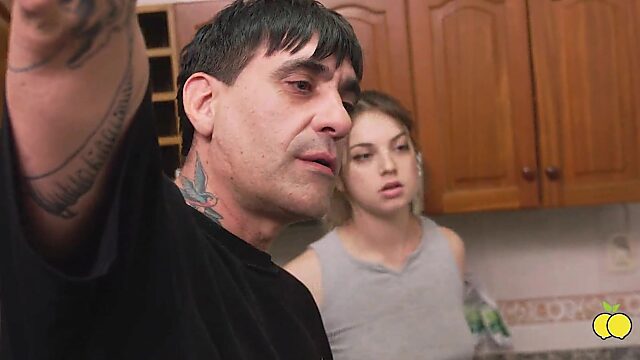 Mi marido es demasiado tacaño para dar propina, así que le di al pizzero una gran bonificación.