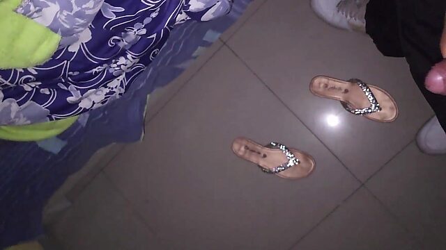 Madrastra tetona se cuela en mi habitación para follar a escondidas