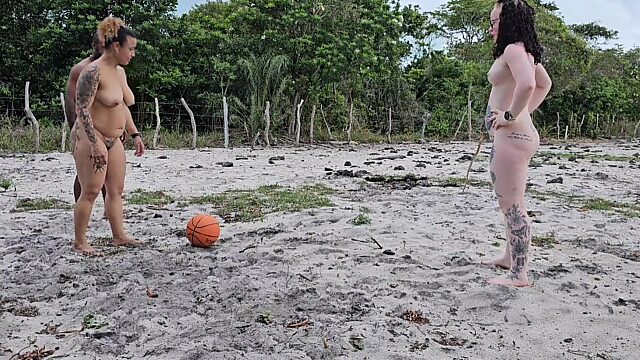 Un juego de pelota sudoroso con el vecino se convierte en una cogida de coño perdida