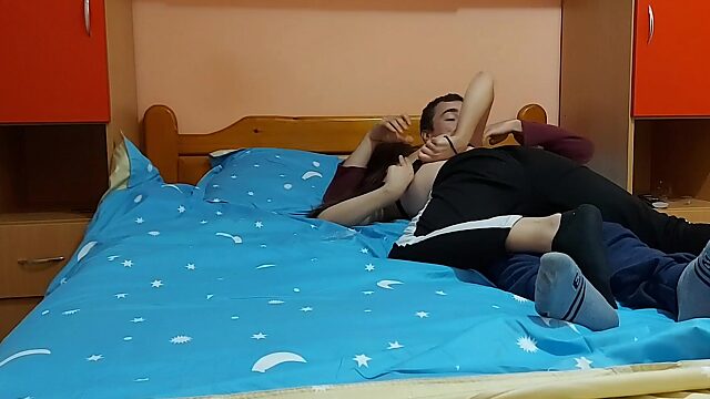 Novia adolescente apretada rebota en la polla dura de su novio como una maldita campeona