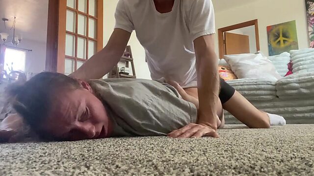 Perra a cuatro patas pidiendo semen y tomándolo en su boca
