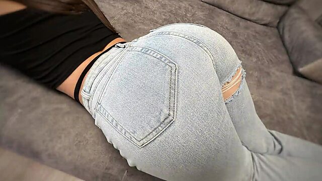 Rasgando los jeans de una morena para follarle su jugoso culo