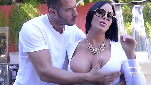 Curvy MILF gets naughty outdoors with young stud