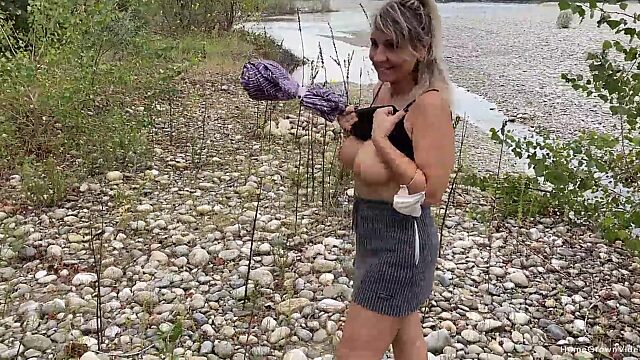 Milf mit den großen Titten fickt hart am Fluss und wird fast erwischt
