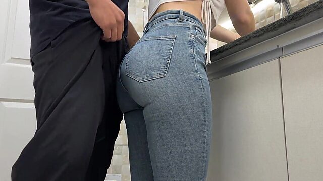 Le corro los pantalones a la criada mientras ella lava los platos en la cocina.