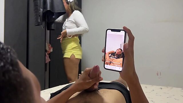 ¡Atrapado! Hermanastra sorprende a su hermanastro masturbándose para su selfie.