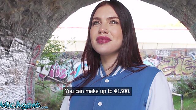 Vollbusiges Baby mit schwanzlutschenden Lippen fickt einen Fremden in öffentlicher POV-Action