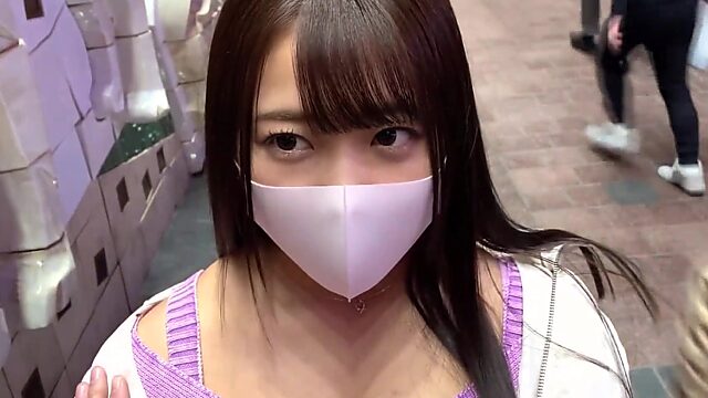 Vollbusige JAV-Schlampe lutscht einen Schwanz und schluckt einen Mundvoll Sperma, dann wird sie hart im Doggy gefickt und kommt wie verrückt bei einem hausgemachten asiatischen Porno-Fickfest