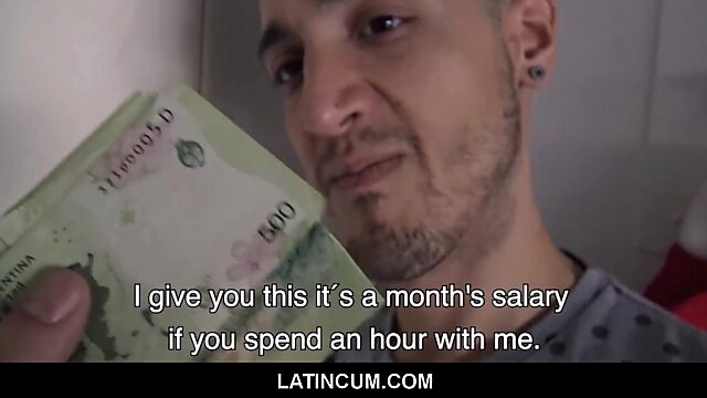 Un latino heterosexual sin blanca cobra por un vídeo de sexo gay en POV