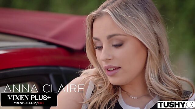 Die blonde Schlampe Anna Claire Clouds streckt ihren engen Arsch auf dem Hintern