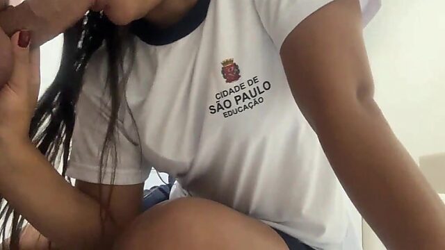 Estudiante se salta clase para darle su culo apretado a su profesor casado