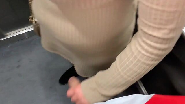 Putas borrachas follan en el ascensor después de la fiesta, atrapadas a lo grande